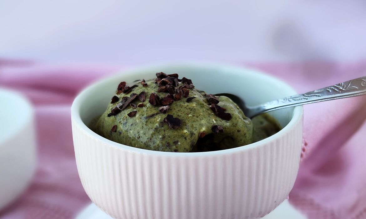 Mint ice cream with chocolate pieces