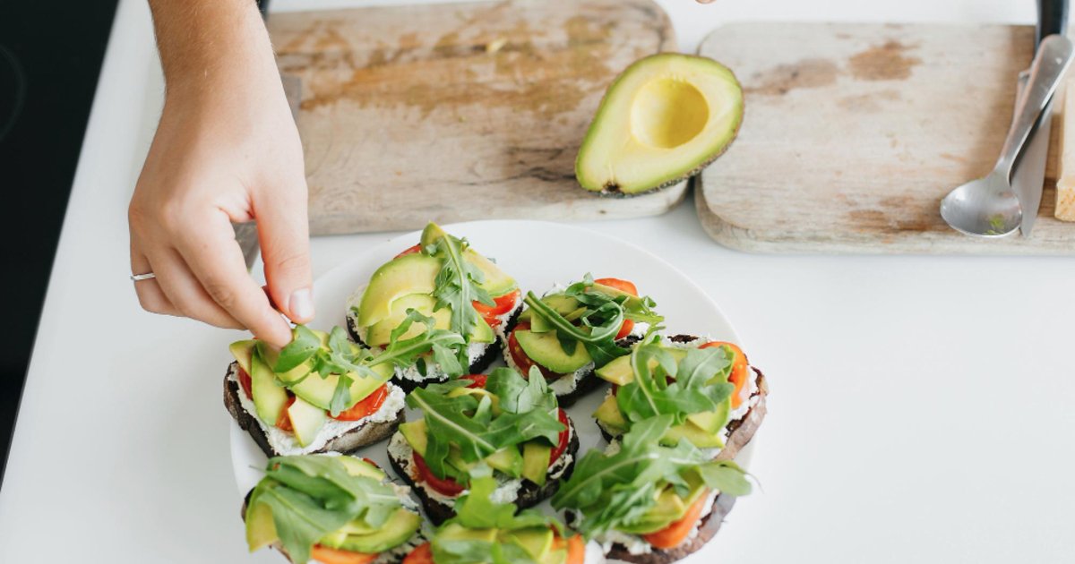 Keto mityba: Nauda, rizikos ir sėkmingos dietos laikymosi gidas