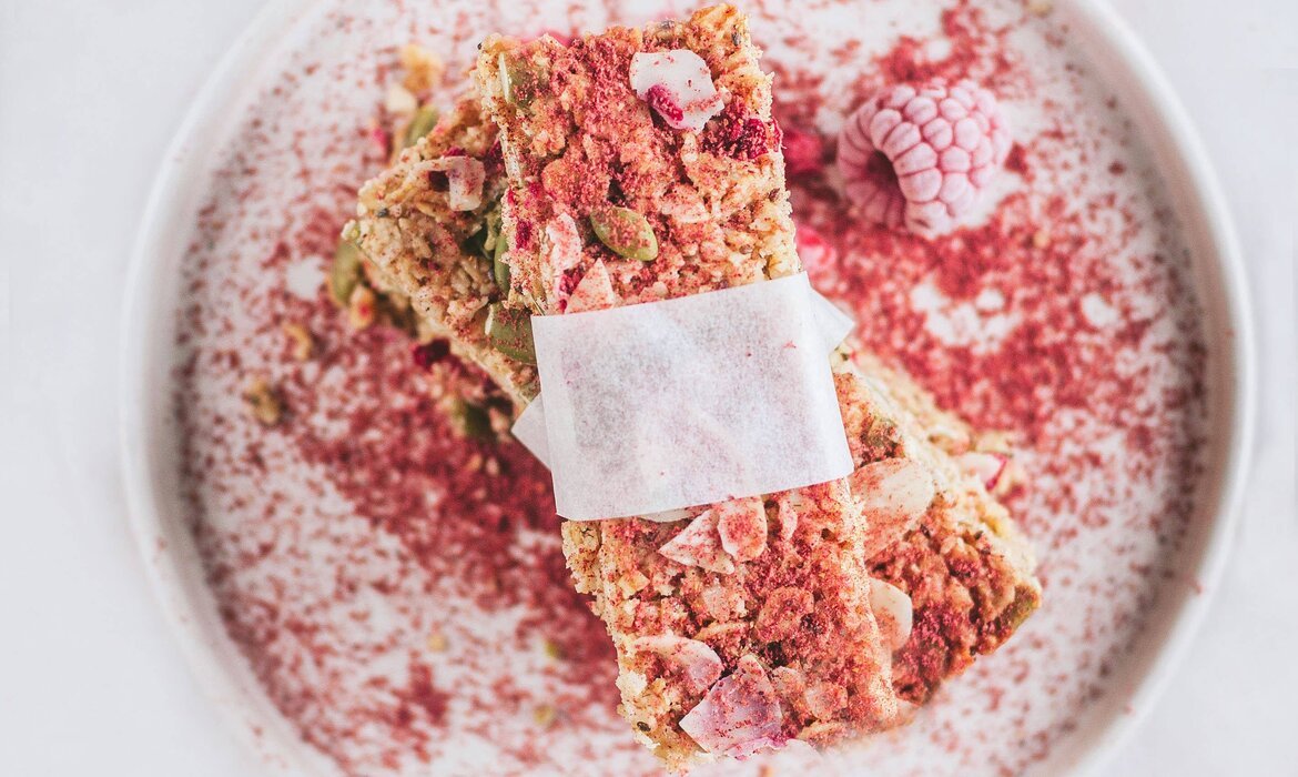 Oatmeal bars with raspberries