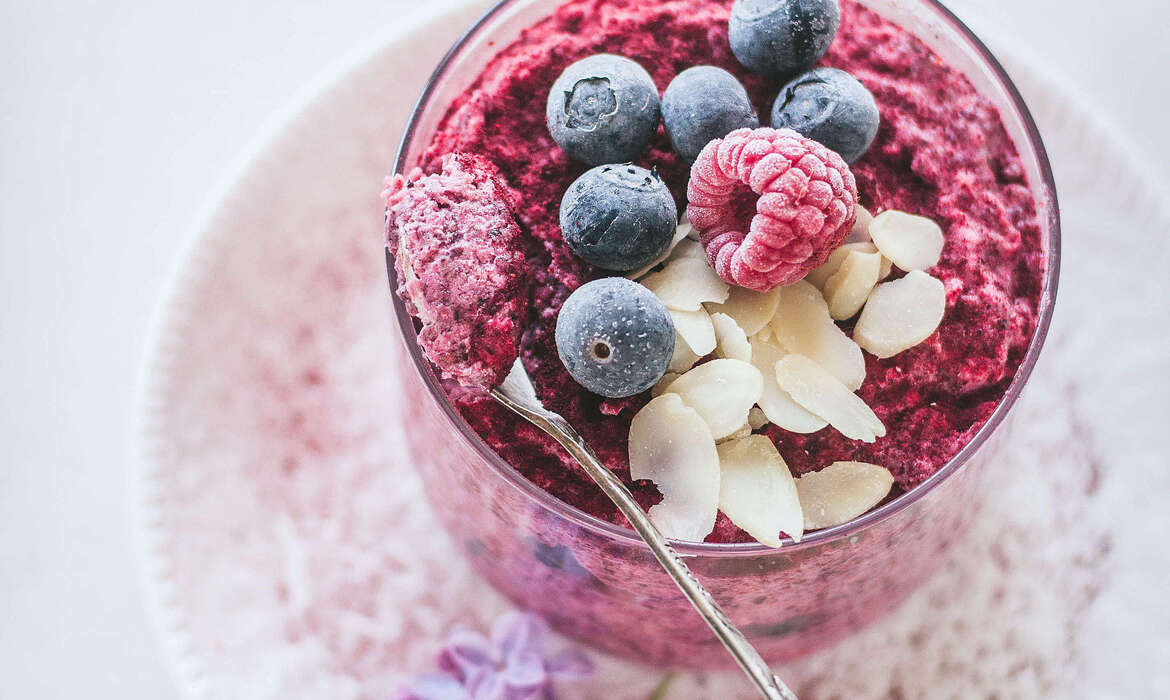 Uncooked porridge with coconut milk and beets