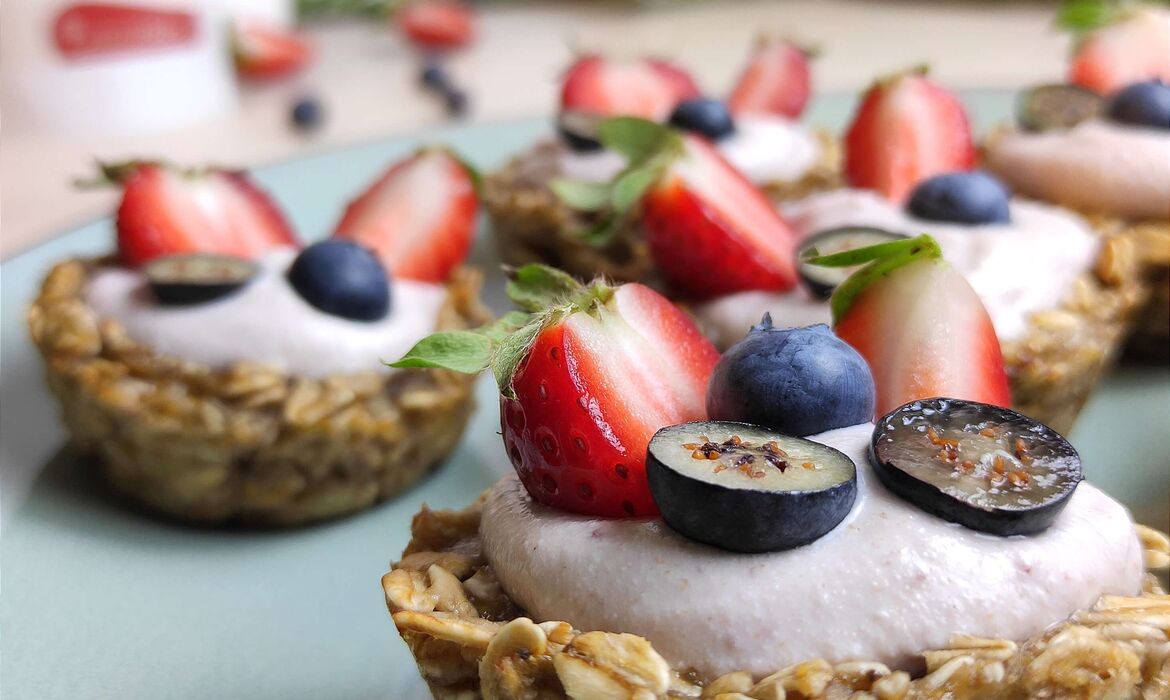 Oat baskets with raspberry curd cream